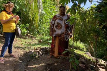 Cérémonie assurée par l’orateur Tauira lors d’un geste symbolique : la plantation d’un corossolier sur le site culturel Te Pū ’Atiti’a